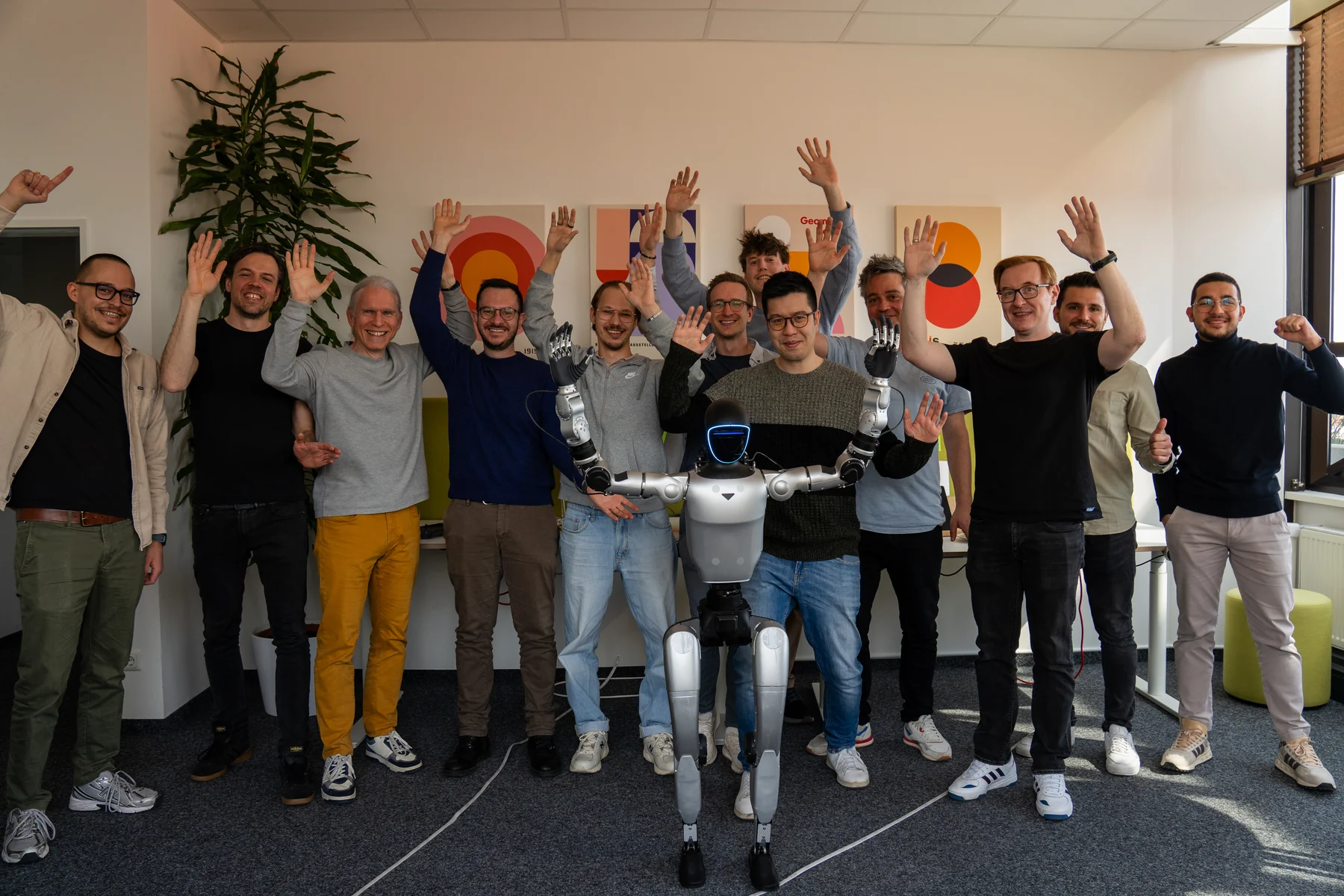 Bootcamp-Gruppe mit dem G1 Roboter