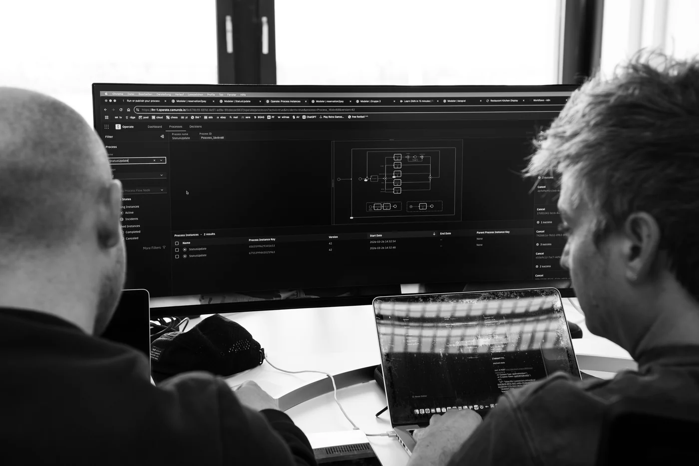 Teilnehmende arbeiten an einem Prozessmodell in Camunda