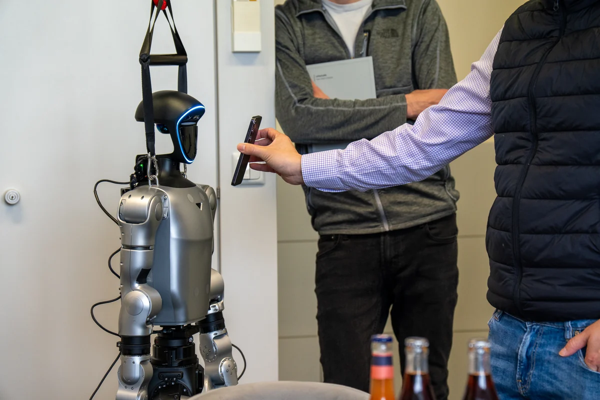 Teilnehmende erkunden den Roboter aus der Nähe